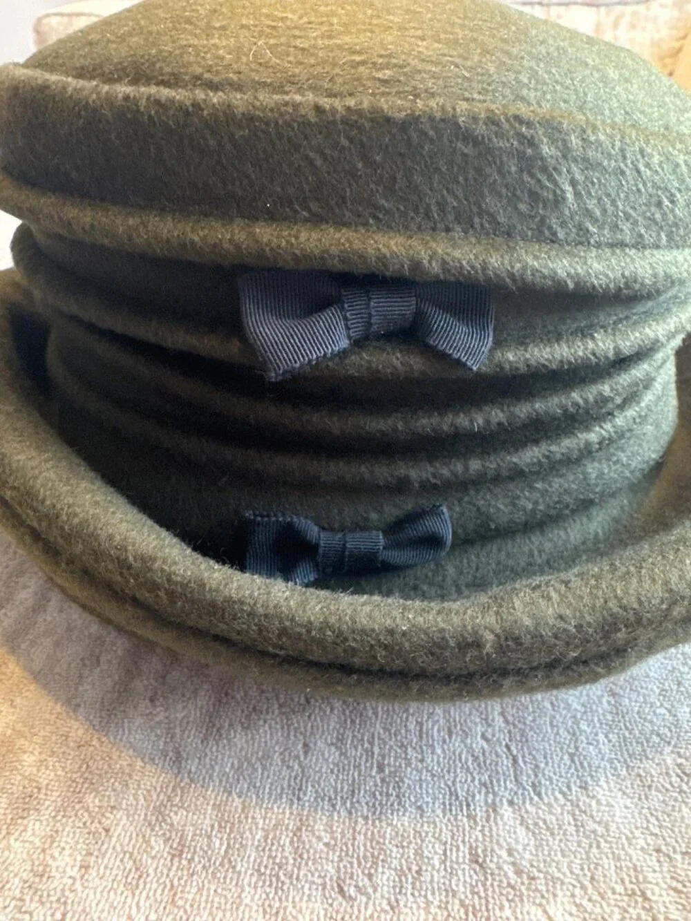 MSM Vogel Vintage Wool Felt Bow-Accented Olive Green Cloche Hat Old Money Fall